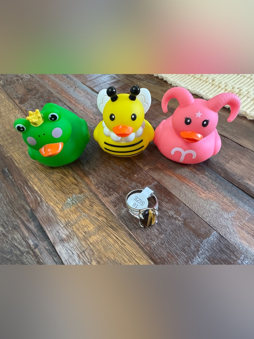 Ring and three rubber duckies - Picture 7 of 7